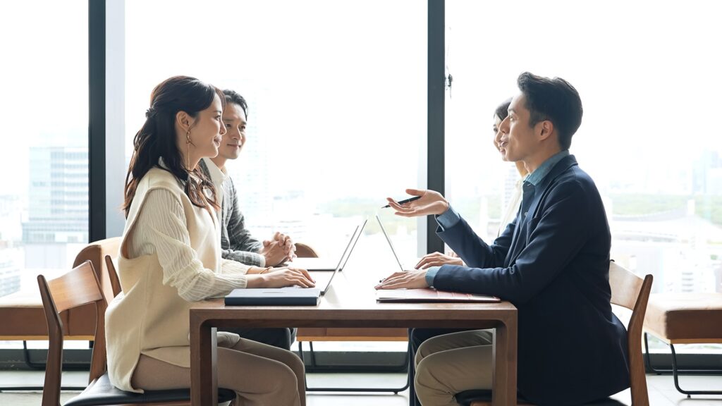 オフィスで会議するカジュアルなビジネスパーソンのグループ
